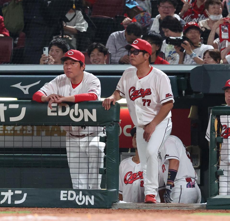 　試合が終わり、ＤｅＮＡの勝利のタッチに視線を送る新井監督（撮影・市尻達拡）