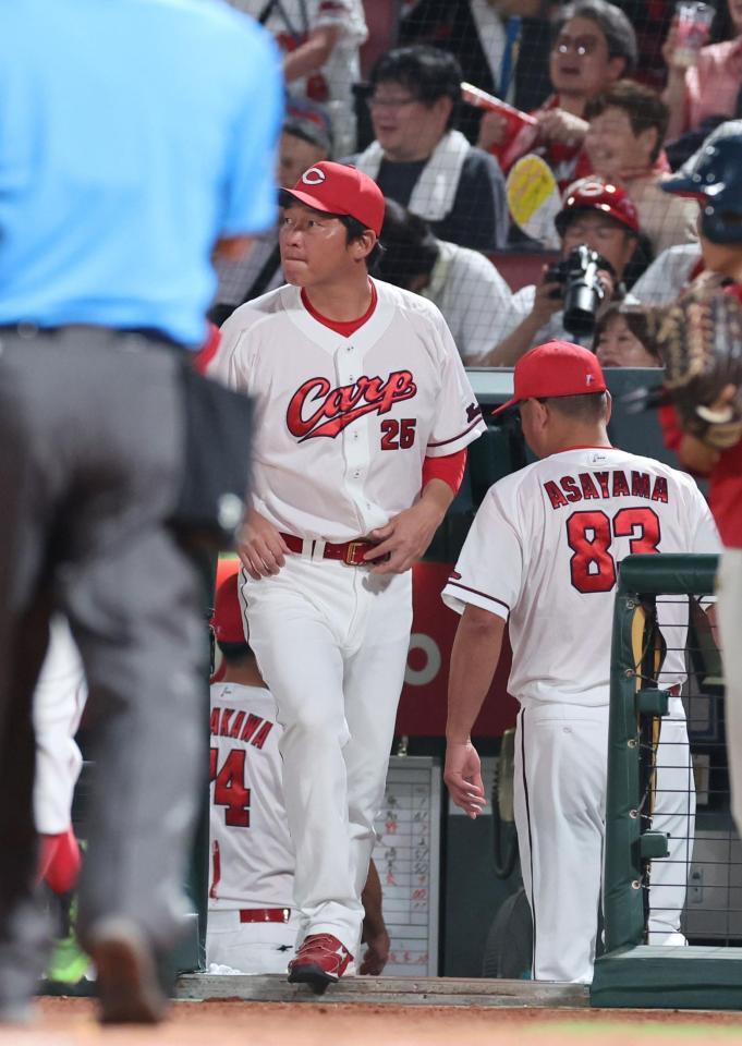 　９回の守備を前に、投手交代を告げる新井監督（撮影・市尻達拡）