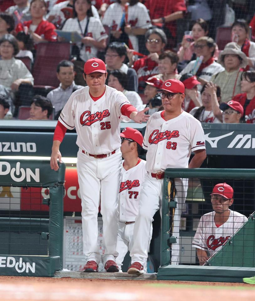 　８回、代打に中村健を告げる新井監督（撮影・市尻達拡）