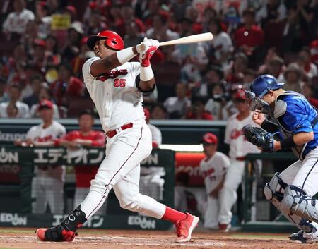 　９回、逆転機で空振り三振に倒れるモンテロ（撮影・市尻達拡）