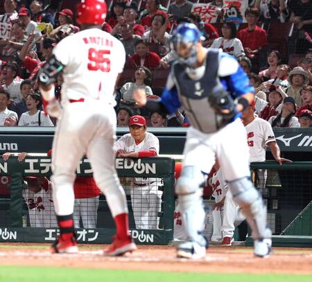 　９回、モンテロが空振り三振でゲームセット。ベンチから敗戦を見届ける新井監督（撮影・市尻達拡）