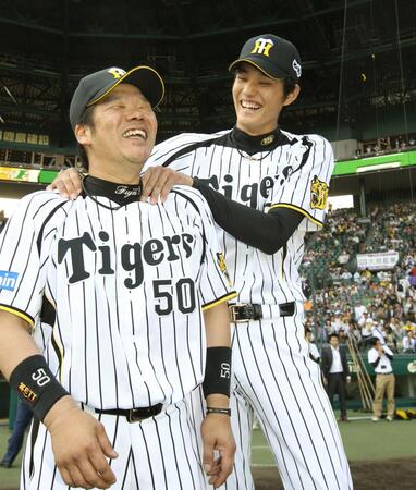 　お立ち台で阪神・藤浪（右）から肩をもまれ満面の笑みを浮かべる藤井＝２０１３年５月