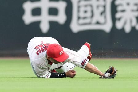 　４回、右前タイムリーとなった京田の打球を捕球する中村奨（撮影・市尻達拡）