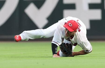  ４回、右前タイムリーとなった京田の打球を捕球する中村奨（撮影・市尻達拡）