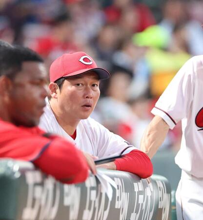 　４回、中村奨の右肩付近の負傷交代を受け、心配そうな表情を浮かべる新井監督（撮影・市尻達拡）