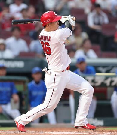 　３回、左中間への二塁打を放つ中村奨（撮影・市尻達拡）