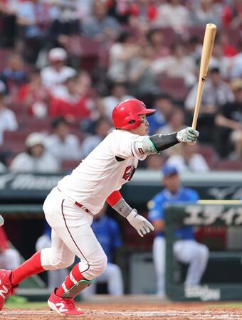 　３回、中前タイムリーを放つ小園（撮影・市尻達拡）