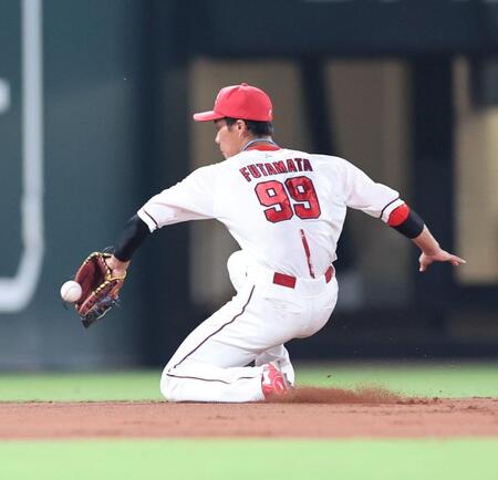 ５回、桑原将志が放った三遊間への深い打球を捕球し、一塁へ送球する二俣翔一（撮影・市尻達拡）