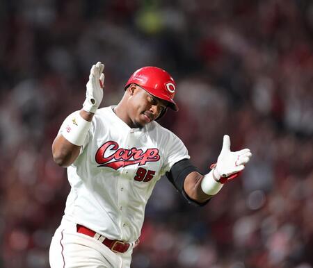 　６回、左越えソロを放ち、両手を合わせるモンテロ（撮影・市尻達拡）