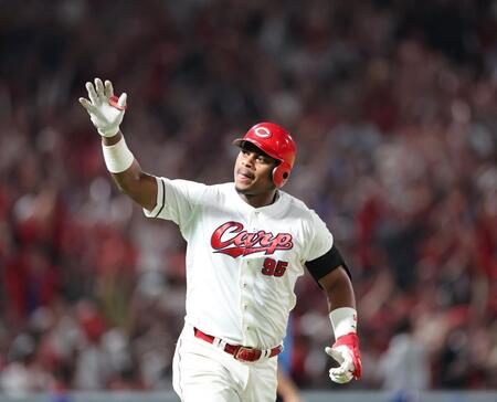 　６回、左越えソロを放ち、右手を掲げるモンテロ（撮影・市尻達拡）