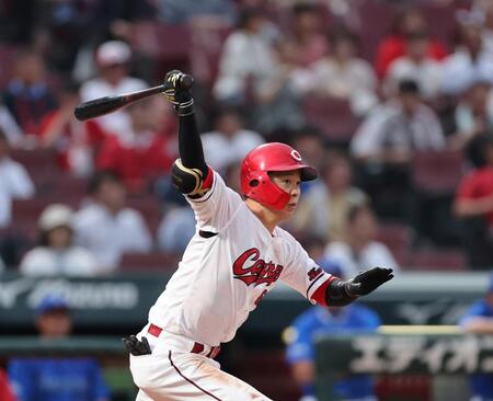 　３回、右翼線へのタイムリー二塁打を放つ大盛（撮影・市尻達拡）