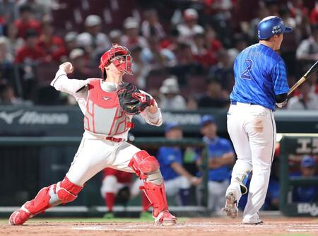 　８回、代走・三森の二盗を阻止する坂倉（撮影・市尻達拡）