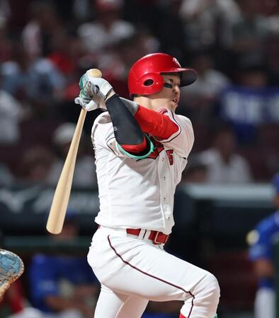 　８回、右越え二塁打を放つ小園（撮影・市尻達拡）