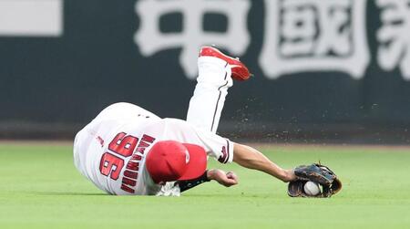 　４回、右前タイムリーとなった京田の打球を捕球する中村奨（撮影・市尻達拡）