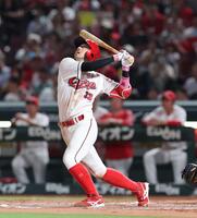 　８回、二飛に倒れる菊池（撮影・市尻達拡）