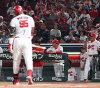 　９回、モンテロが空振り三振に倒れ、スコアボードを見つめる新井監督（撮影・市尻達拡）