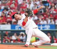 　４回、蝦名の強烈なライナーを好捕する床田（撮影・市尻達拡）