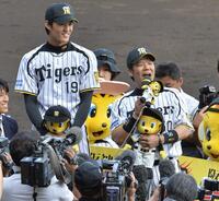 　お立ち台で男前をアピールする藤井、左は・藤浪＝２０１３年５月