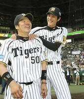 　お立ち台で阪神・藤浪（右）から肩をもまれ満面の笑みを浮かべる藤井＝２０１３年５月