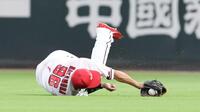 　４回、右前タイムリーとなった京田の打球を捕球する中村奨（撮影・市尻達拡）
