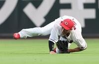  ４回、右前タイムリーとなった京田の打球を捕球する中村奨（撮影・市尻達拡）