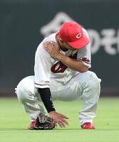 　４回、右前タイムリーとなった京田の打球を捕球後、右肩を押さえる中村奨（撮影・市尻達拡）