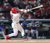 　６回、左越えソロを放つモンテロ（撮影・市尻達拡）