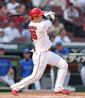 　３回、左中間への二塁打を放つ中村奨（撮影・市尻達拡）