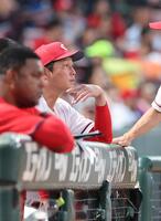 　４回、中村奨の右肩付近の負傷交代を受け、心配そうな表情を浮かべる新井監督（撮影・市尻達拡）