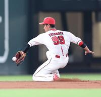 ５回、桑原将志が放った三遊間への深い打球を捕球し、一塁へ送球する二俣翔一（撮影・市尻達拡）