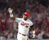 　６回、左越えソロを放ち、右手を掲げるモンテロ（撮影・市尻達拡）