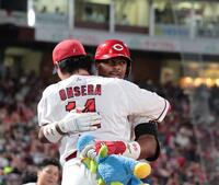 　６回、左越えソロを放ち、大瀬良と抱き合うモンテロ（撮影・市尻達拡）