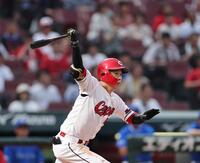 　３回、右翼線へのタイムリー二塁打を放つ大盛（撮影・市尻達拡）