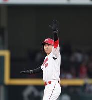 　３回、右翼線へのタイムリー二塁打を放ち、左手を掲げる大盛（撮影・市尻達拡）