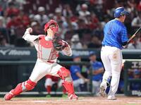 　８回、代走・三森の二盗を阻止する坂倉（撮影・市尻達拡）