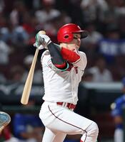 　８回、右越え二塁打を放つ小園（撮影・市尻達拡）