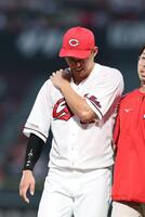  ４回、右前タイムリーとなった京田の打球を捕球後、右肩を痛め、ベンチに下がる中村奨（撮影・市尻達拡）