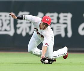 広島痛恨　中村奨成が右肩押さえて負傷交代　右翼守備でアクシデント　苦悶の表情でベンチへ下がる