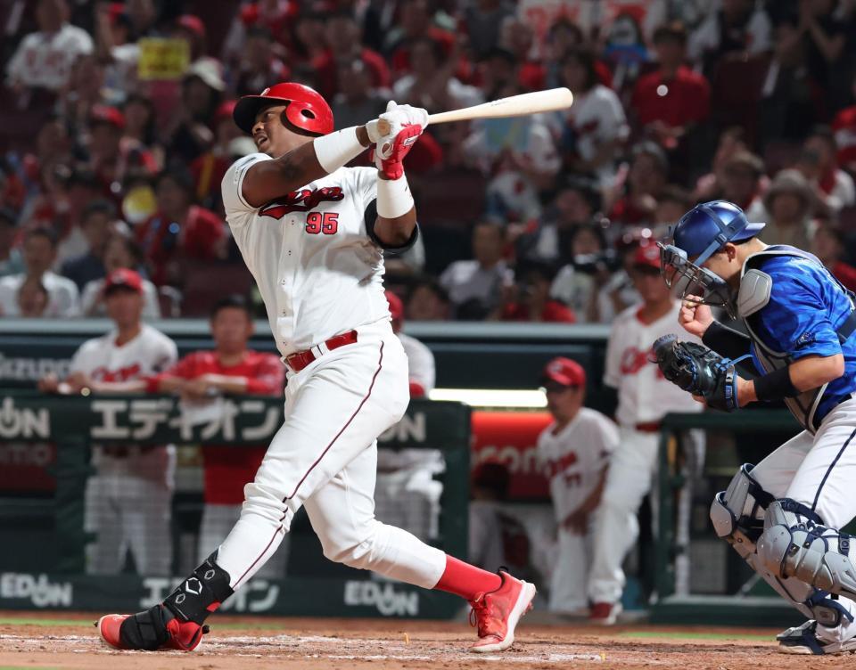 　９回、逆転機で空振り三振に倒れるモンテロ（撮影・市尻達拡）