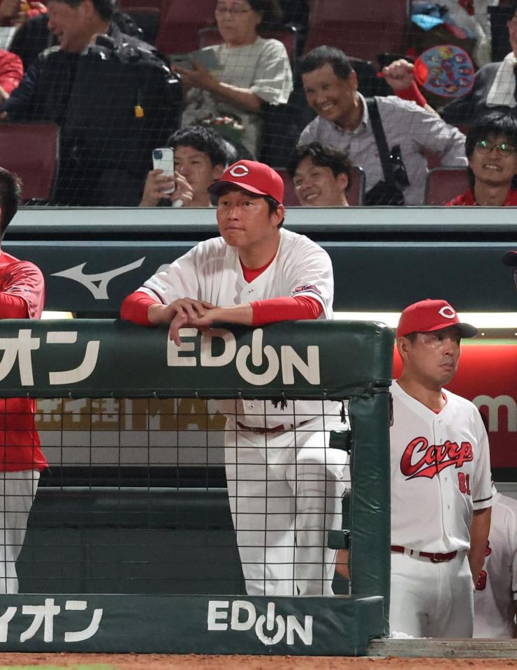 　試合が終わり、ＤｅＮＡの勝利のタッチに視線を送る新井監督（撮影・市尻達拡）