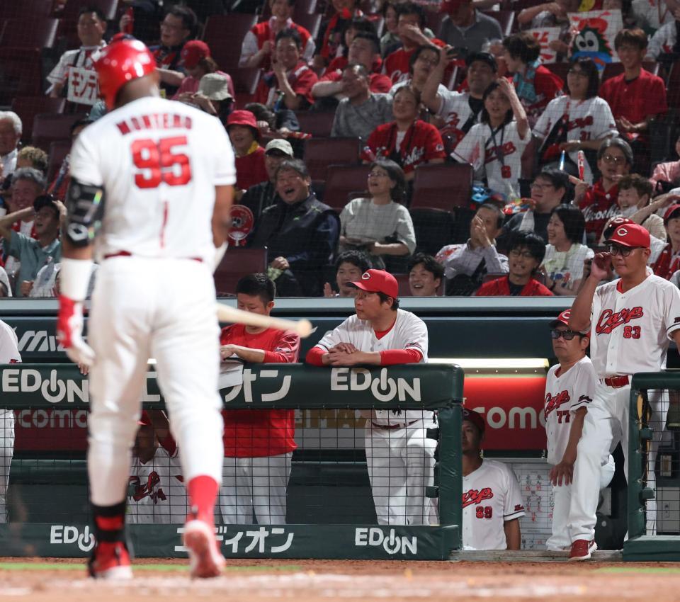 　９回、モンテロが空振り三振に倒れ、スコアボードを見つめる新井監督（撮影・市尻達拡）