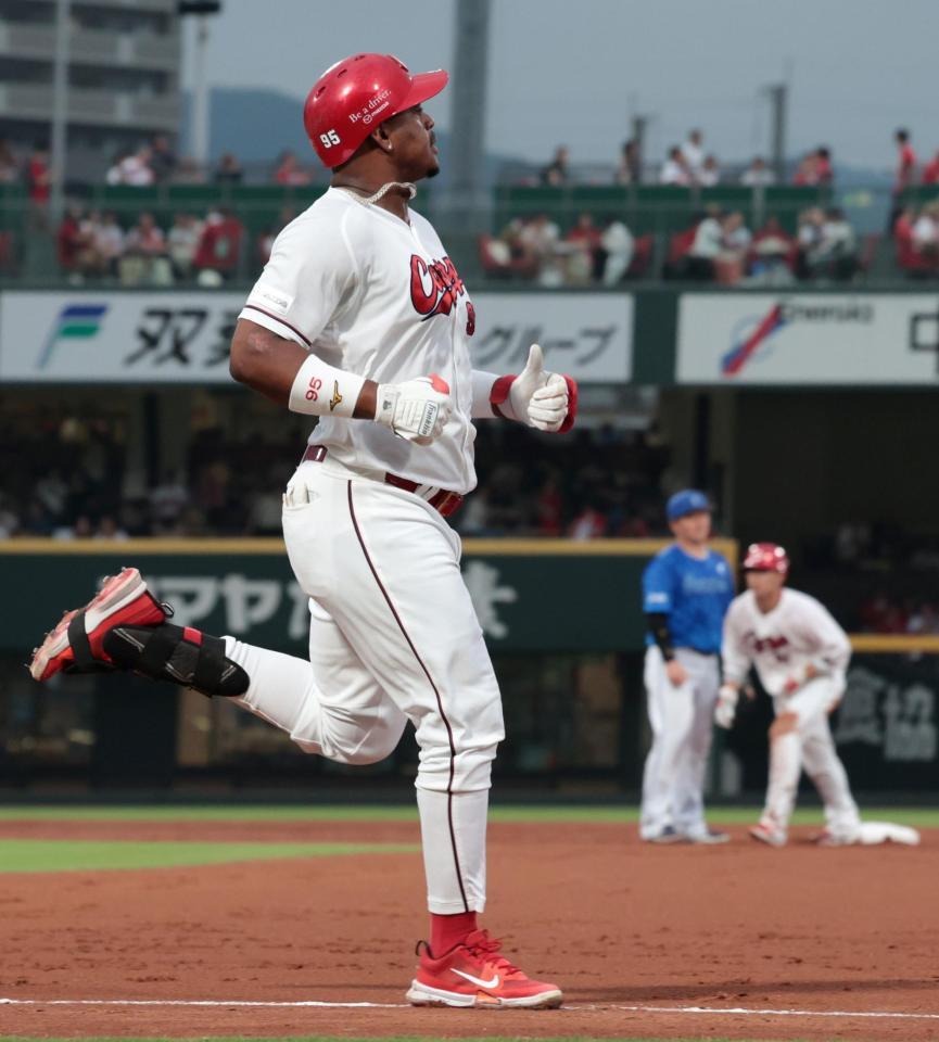 　２回、遊ゴロ併殺打に倒れるモンテロ（撮影・市尻達拡）