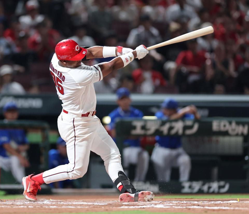 　６回、左越えソロを放つモンテロ（撮影・市尻達拡）