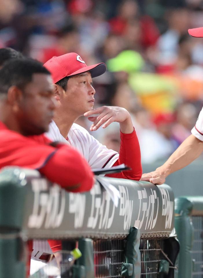 　４回、中村奨の右肩付近の負傷交代を受け、心配そうな表情を浮かべる新井監督（撮影・市尻達拡）