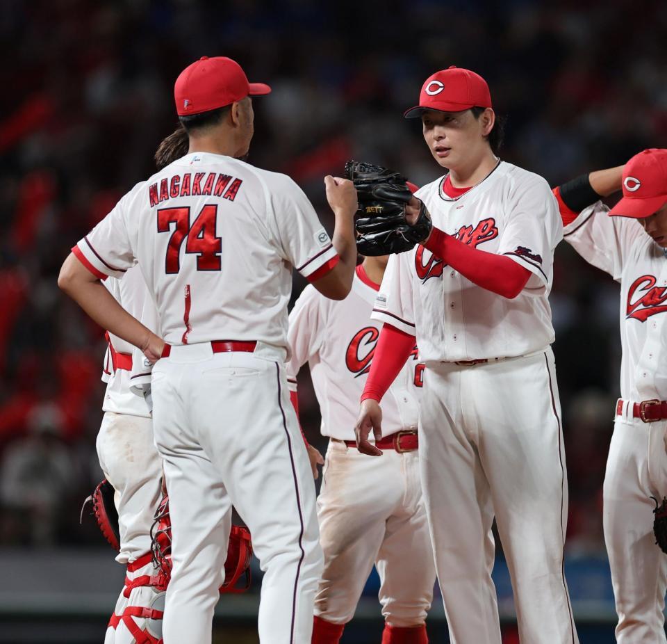 　７回、交代を告げられ、タッチを交わす大瀬良（撮影・市尻達拡）