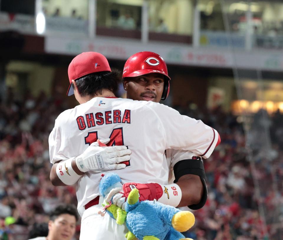 　６回、左越えソロを放ち、大瀬良と抱き合うモンテロ（撮影・市尻達拡）