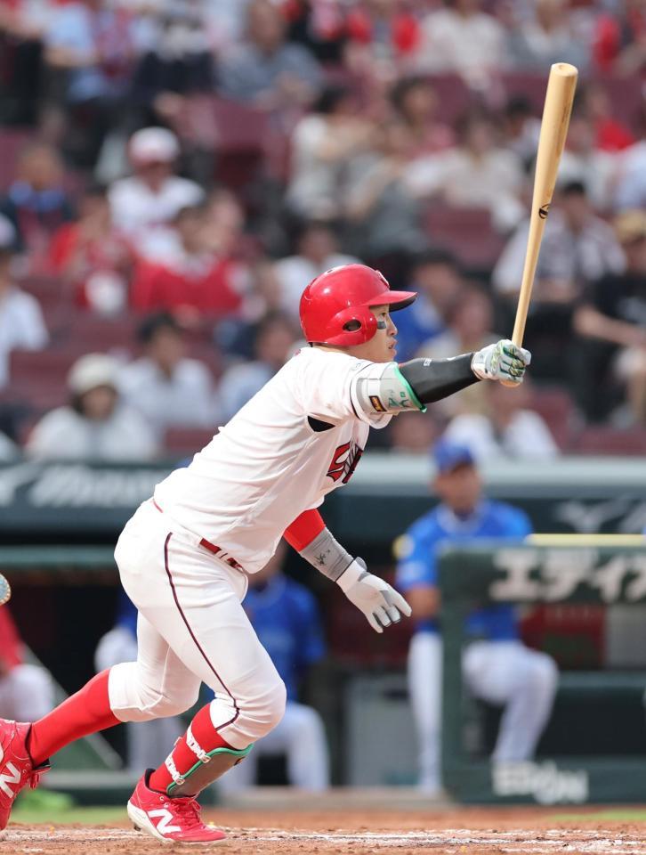 　３回、中前タイムリーを放つ小園（撮影・市尻達拡）