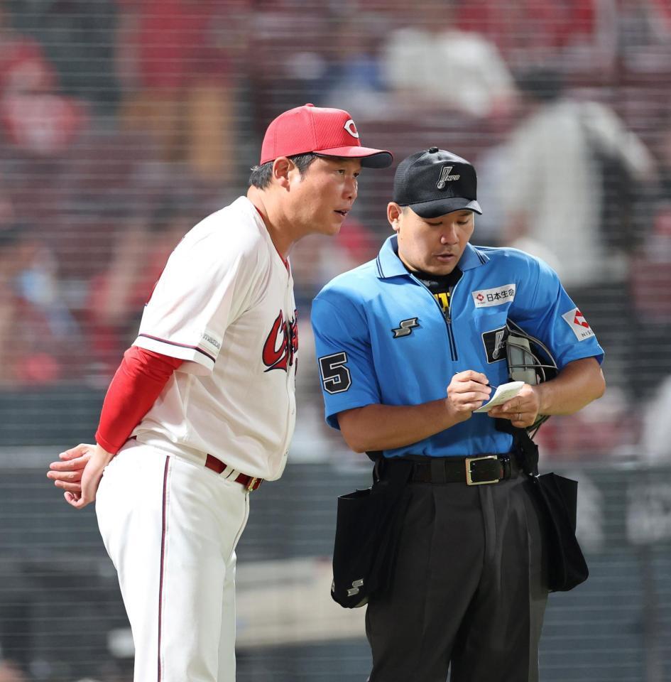 　９回の守備を前に、選手交代を告げる新井監督（撮影・市尻達拡）