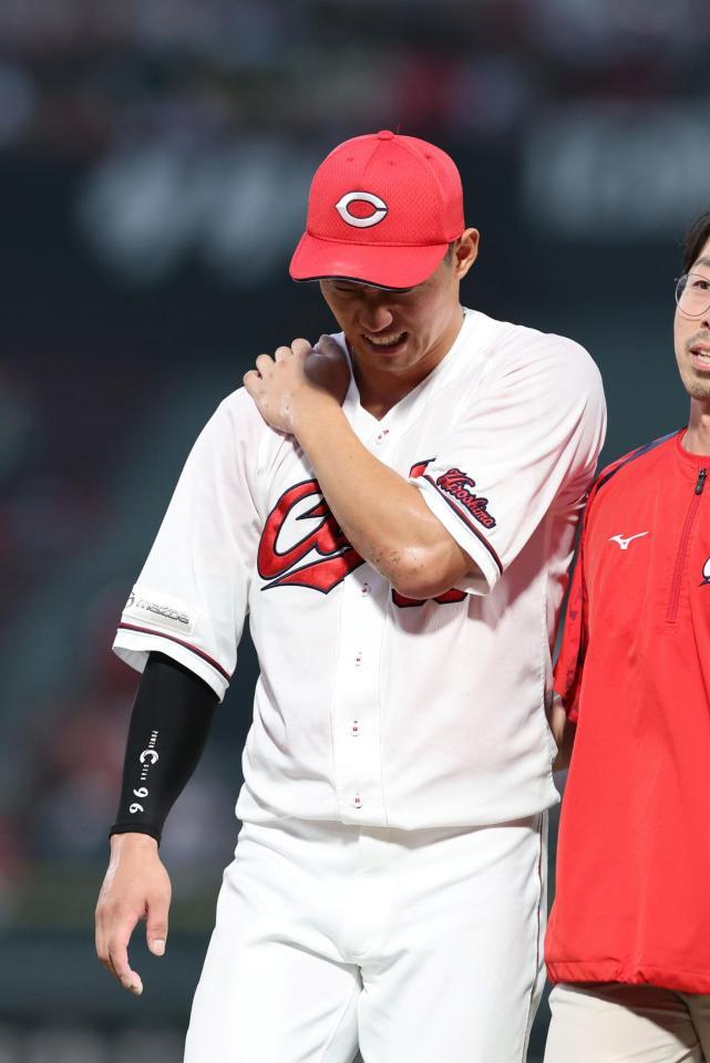  ４回、右前タイムリーとなった京田の打球を捕球後、右肩を痛め、ベンチに下がる中村奨（撮影・市尻達拡）