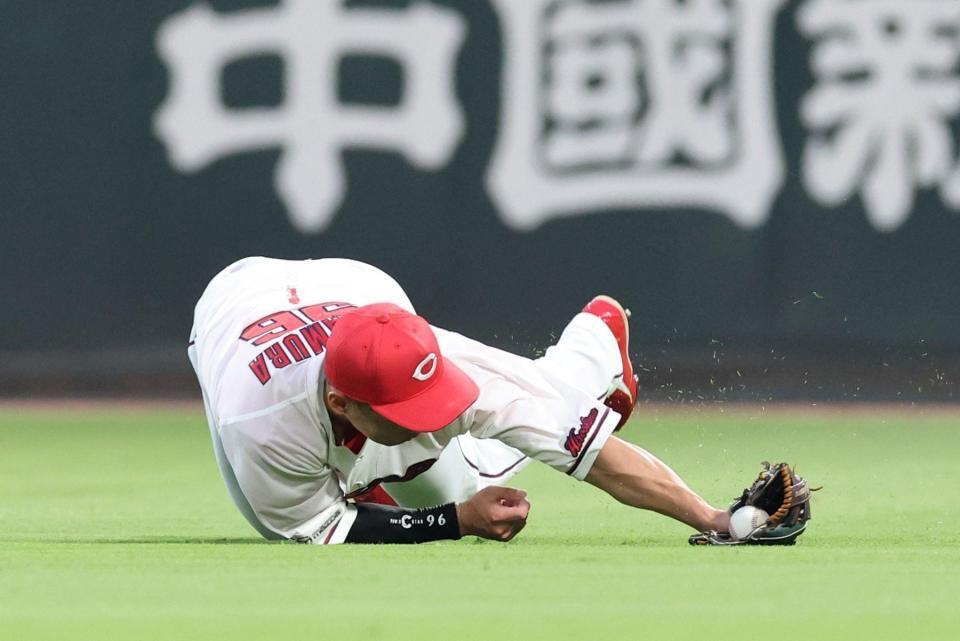 　４回、右前タイムリーとなった京田の打球を捕球する中村奨（撮影・市尻達拡）